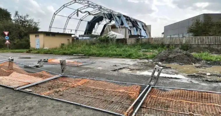 Tornadoja godet qytetin italian, plagosen 40 persona 2026 - юстиция Tornadoja godet qytetin italian, plagosen 40 persona 2026 tornadoja godet qytetin italian plagosen persona 2026 qyteti i kremonës në itali, është goditur nga një tornado e shoqëruar me breshër dhe erëra të forta. Sipas mediave... Iustitia. Bg tornadoja godet qytetin italian, plagosen 40 persona 2026 2026-08-29 16:19:07 юстиция