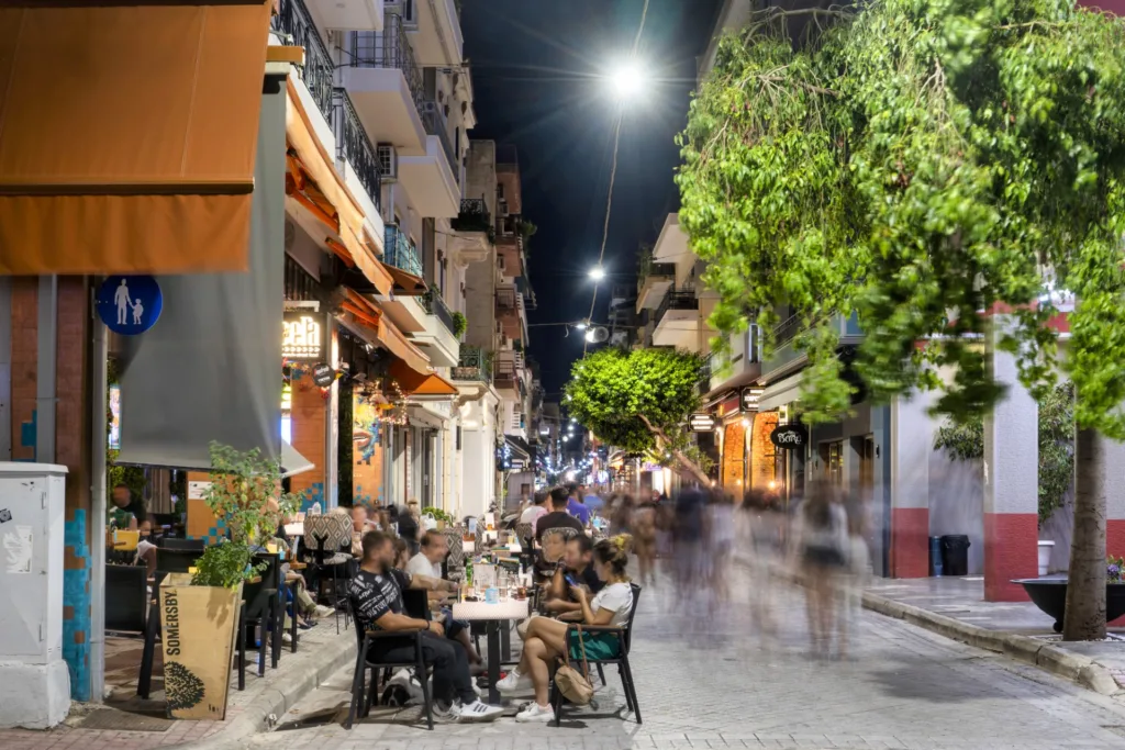 Πάτρα: Η πόλη βάζει ξανά τα… φοιτητικά της – Επιστροφή στα αμφιθέατρα, έρχεται το νέο «κύμα» πρωτοετών