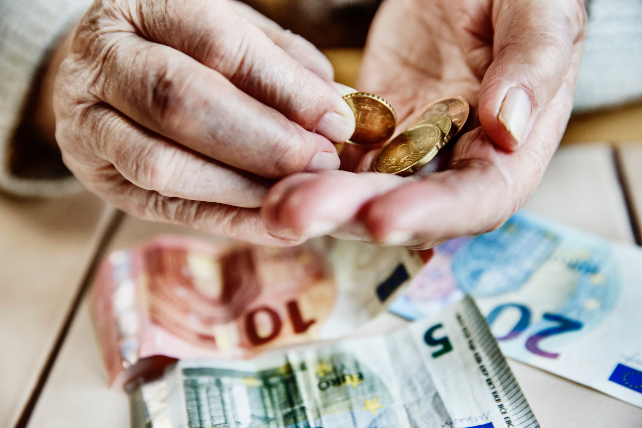 Trend an der kassa - bezahlen digitaler: warum bares dennoch bleibt 2026