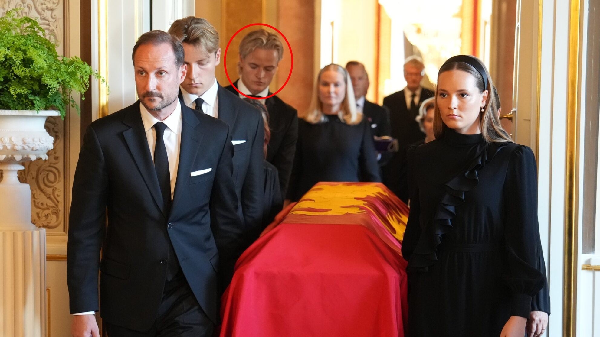 Trotz fußfessel - marius trägt mit der familie sarg von könig harald 2026
