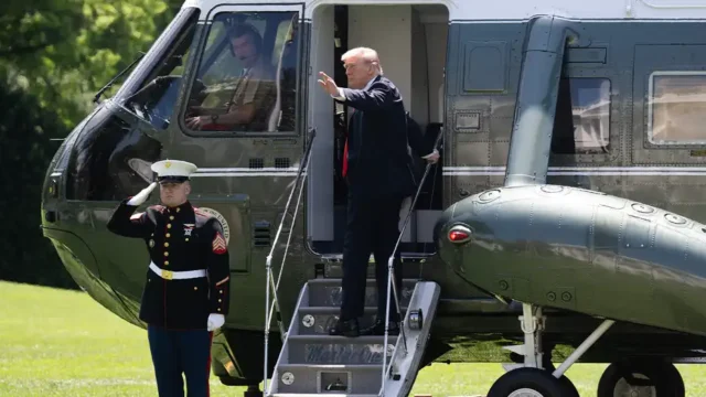 Trump helicopter’s radio warnings went unheard before close call with passenger jet, report says 2026