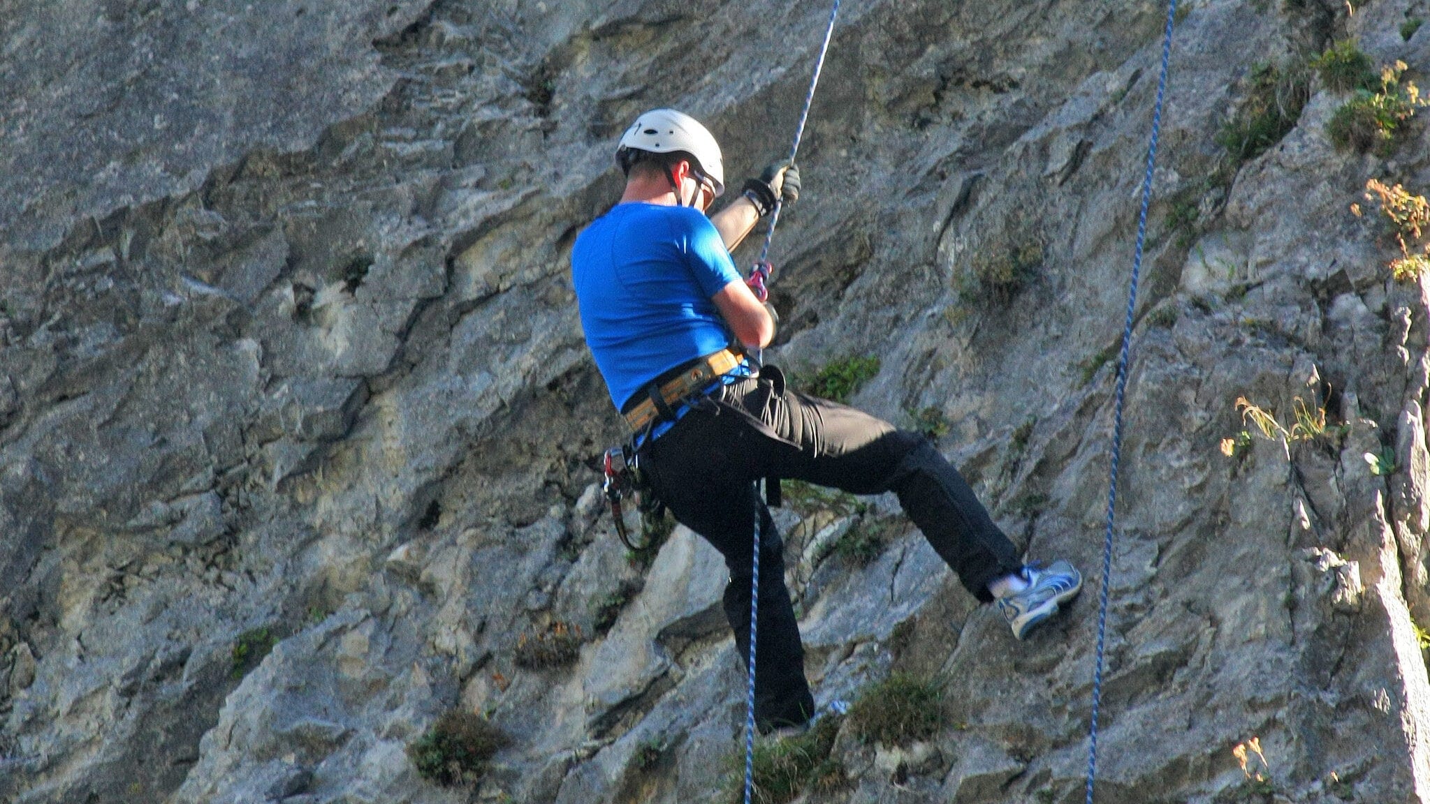 Rätsel um bergtragödie - junger sportler stürzt in klettergarten in den tod 2026