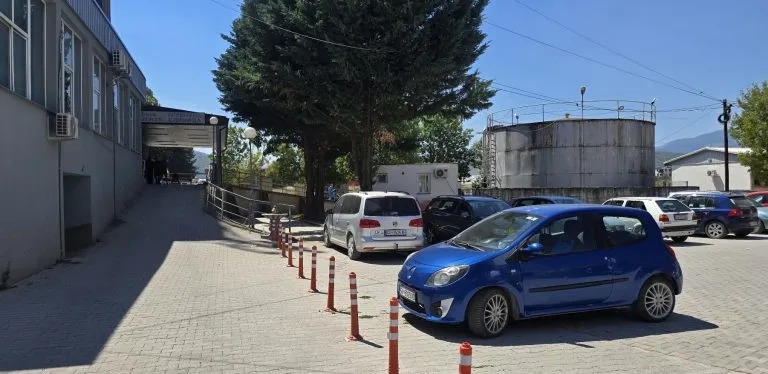 „водата беше мрсна и се лепеше за уста“: гостиварци целосно ја изгубија довербата во системот 2026 - правда - юстиция „водата беше мрсна и се лепеше за уста“: гостиварци целосно ја изгубија довербата во системот 2026 vodata beshe mrsna lepeshe usta gostivartsi tselosno iz 1 iustitia. Bg августовска жега, врвулица низ центарот на гостивар и на секој чекор натписи со предупредувања на македонски и на албански јазик: „водата не е погодна за пиење“. Дваесет и... „водата беше мрсна и се лепеше за уста“: гостиварци целосно ја изгубија довербата во системот 2026 2026-08-12 12:56:41 правда - юстиция