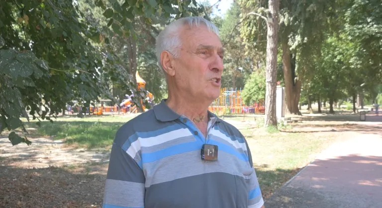 „водата беше мрсна и се лепеше за уста“: гостиварци целосно ја изгубија довербата во системот 2026 - правда - юстиция „водата беше мрсна и се лепеше за уста“: гостиварци целосно ја изгубија довербата во системот 2026 vodata beshe mrsna lepeshe usta gostivartsi tselosno iz 3 iustitia. Bg августовска жега, врвулица низ центарот на гостивар и на секој чекор натписи со предупредувања на македонски и на албански јазик: „водата не е погодна за пиење“. Дваесет и... „водата беше мрсна и се лепеше за уста“: гостиварци целосно ја изгубија довербата во системот 2026 2026-08-12 12:56:41 правда - юстиция