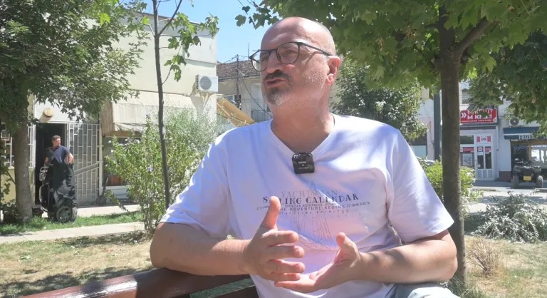 „водата беше мрсна и се лепеше за уста“: гостиварци целосно ја изгубија довербата во системот 2026 - правда - юстиция „водата беше мрсна и се лепеше за уста“: гостиварци целосно ја изгубија довербата во системот 2026 vodata beshe mrsna lepeshe usta gostivartsi tselosno iz 5 iustitia. Bg августовска жега, врвулица низ центарот на гостивар и на секој чекор натписи со предупредувања на македонски и на албански јазик: „водата не е погодна за пиење“. Дваесет и... „водата беше мрсна и се лепеше за уста“: гостиварци целосно ја изгубија довербата во системот 2026 2026-08-12 12:56:41 правда - юстиция
