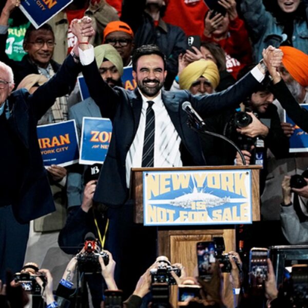 米中間選に向け進む地殻変動　首長選や予備選で民主社会主義者候補が躍進　戦争と生活苦に怒り拡大 2026 zhong yayu zhu huizhu hou zhengto 2026 2 （2026年8月19日付掲載）
下院予備選の三候補と選挙集会に参加したバーニー・サンダース上院議員（中央）とゾーラン・マムダニny市長（前列右から2人目、6月18日）
<span style="font-family: arial, helvetica,... Iustitia. Bg 米中間選に向け進む地殻変動　首長選や予備選で民主社会主義者候補が躍進　戦争と生活苦に怒り拡大 2026 2026-08-28 08:08:55 正義