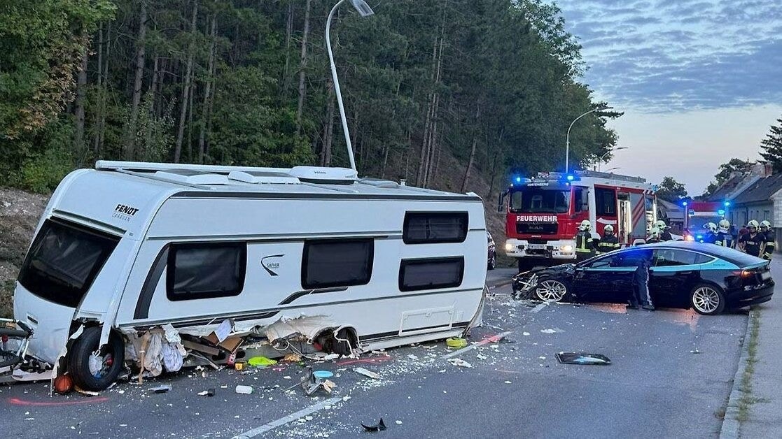 Zwei kinder im wagen - unfall mit wohnwagengespann bot ein schlachtfeld 2026