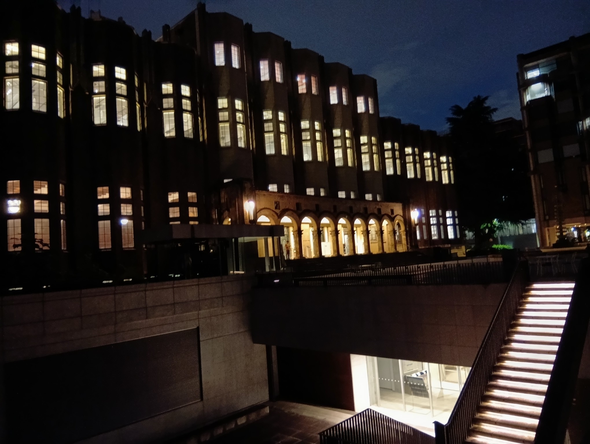 夜の図書館にて。ため息