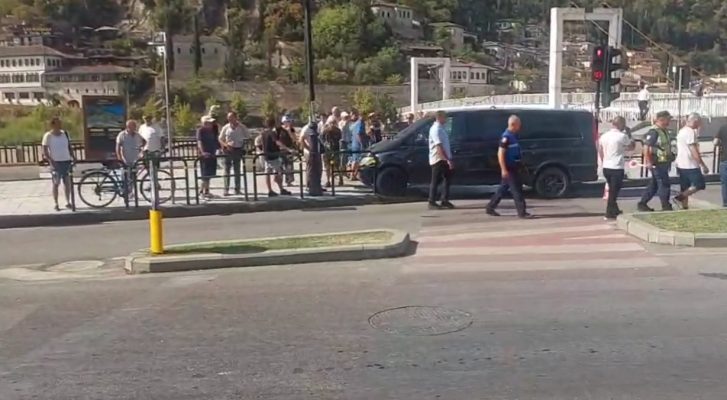 Aksident në berat, furgoni përfundon mbi trotuar, përplas çiftin e të moshuarve 2026