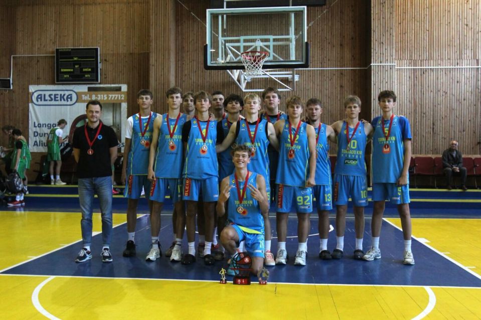„alytus cup 2026“: alytaus krepšinio akademijai – trečioji vieta 2026 - teisingumas - iustitia. Bg Kauno „tornado“ komanda su turnyro apdovanojimais.