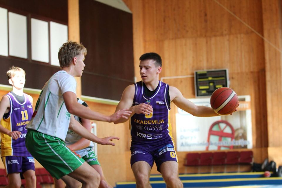 „alytus cup 2026“: alytaus krepšinio akademijai – trečioji vieta 2026 - teisingumas - iustitia. Bg Krepšininkas su kamuoliu atakuoja varžovų krepšį.
