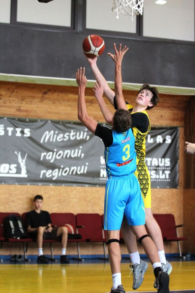 „alytus cup 2026“: alytaus krepšinio akademijai – trečioji vieta 2026 - teisingumas - iustitia. Bg Jaunieji krepšininkai kovoja dėl kamuolio po krepšiu turnyre „alytus cup 2026“.