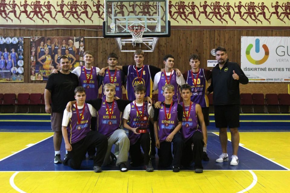 „alytus cup 2026“: alytaus krepšinio akademijai – trečioji vieta 2026 - teisingumas - iustitia. Bg Alytaus krepšinio akademijos komanda su trečiosios vietos apdovanojimais.