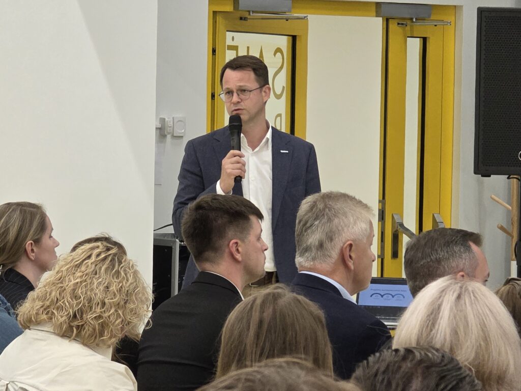 Augančio sendvario rūpesčiai – prie vieno stalo su ministru ir „via lietuva“ 2026 - teisingumas - iustitia. Bg Via lietuva augančio sendvario rūpesčiai – prie vieno stalo su ministru ir „via lietuva“ 2026 augan sendvario pes iai prie vieno stalo ministru via l 2 via lietuva iustitia. Bg susisiekimo ministras j. Taminskas, „via lietuva“ vadovas m. Gedaminskas ir klaipėdos rajono savivaldybės meras b. Markauskas bei administracijos direktorius jevgenijus... Augančio sendvario rūpesčiai – prie vieno stalo su ministru ir „via lietuva“ 2026 2026-09-25 11:04:13 teisingumas - iustitia. Bg via lietuva