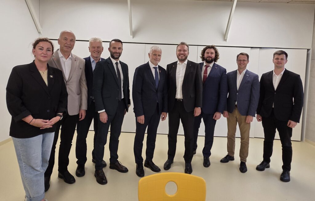 Augančio sendvario rūpesčiai – prie vieno stalo su ministru ir „via lietuva“ 2026 - teisingumas - iustitia. Bg Via lietuva augančio sendvario rūpesčiai – prie vieno stalo su ministru ir „via lietuva“ 2026 augan sendvario pes iai prie vieno stalo ministru via l via lietuva iustitia. Bg susisiekimo ministras j. Taminskas, „via lietuva“ vadovas m. Gedaminskas ir klaipėdos rajono savivaldybės meras b. Markauskas bei administracijos direktorius jevgenijus... Augančio sendvario rūpesčiai – prie vieno stalo su ministru ir „via lietuva“ 2026 2026-09-25 11:04:13 teisingumas - iustitia. Bg via lietuva