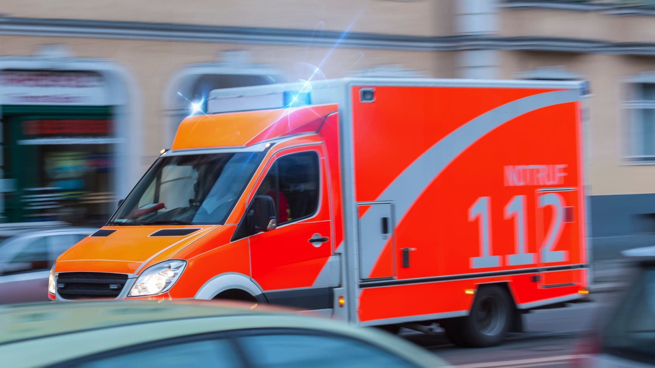 Aus gebäude geschüttet - flüssigkeits-attacke auf afd-stand: neun verletzte 2026