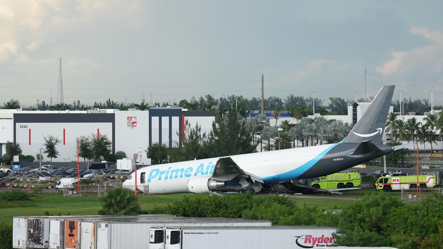 Bei der landung: fünf menschen sterben bei unfall mit amazon-frachtflugzeug 2026