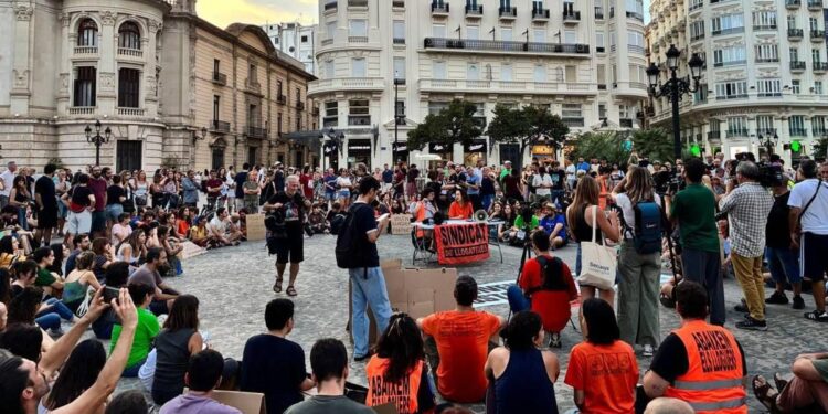Cientos de personas llenan la plaza del ayuntamiento de valència "por todas las maricarmen" y exigen la aprobación del real decreto de vivienda 2026 - justicia - iustitia. Bg Cientos de personas llenan la plaza del ayuntamiento de valència "por todas las maricarmen" y exigen la aprobación del real decreto de vivienda 2026