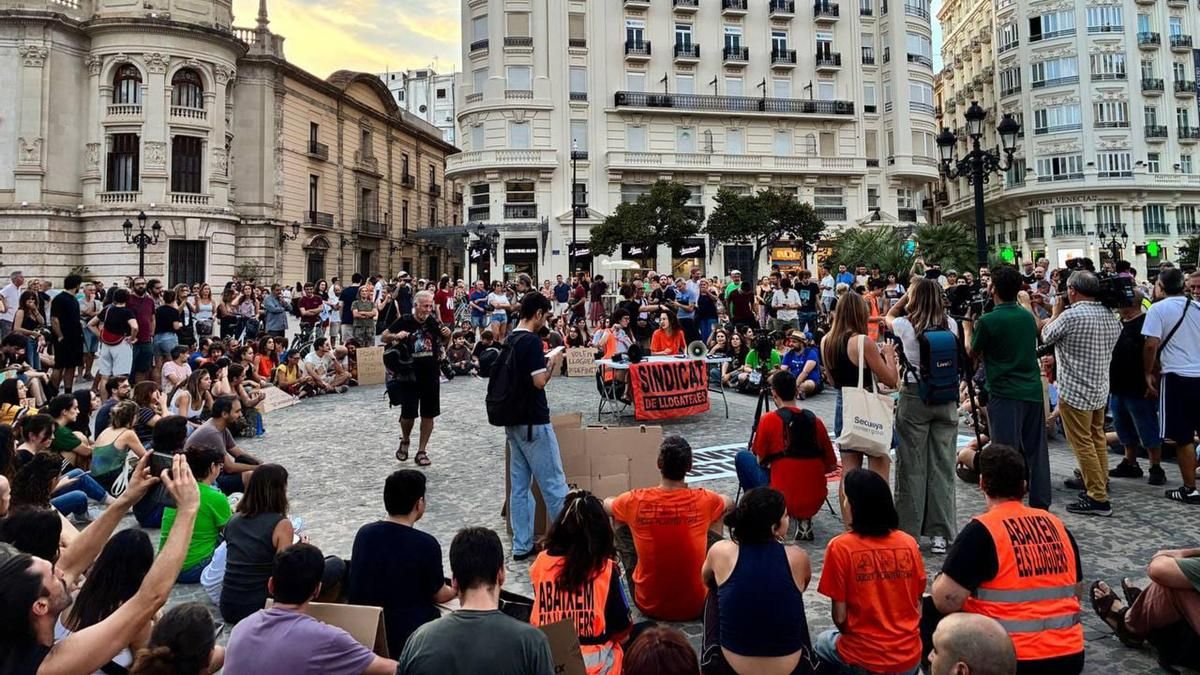 Cientos de personas llenan la plaza del ayuntamiento de valència "por todas las maricarmen" y exigen la aprobación del real decreto de vivienda 2026 - justicia - iustitia. Bg Cientos de personas llenan la plaza del ayuntamiento de valència "por todas las maricarmen" y exigen la aprobación del real decreto de vivienda