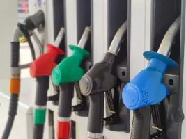 Дизелот од полноќ поскапува за 5,5 денари, бензините поевтинуваат за 1,5 денар 2026 - правда - юстиция Дизелот од полноќ поскапува за 5,5 денари, бензините поевтинуваат за 1,5 денар 2026 dizelot polnokj poskapuva denari benzinite poevtinuvaat iustitia. Bg од полноќ стапуваат на сила новите максимални малопродажни цени на нафтените деривати, согласно одлуката на рке. Според одлуката, од 22 септември во 00:01 часот бензините... Дизелот од полноќ поскапува за 5,5 денари, бензините поевтинуваат за 1,5 денар 2026 2026-09-21 14:50:03 правда - юстиция