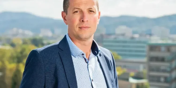 V družbi gen-i danes izredna seja uprave zaradi »golobovega« direktorja, ki so ga v romuniji aretirali zaradi domnevne podkupnine 2026 - pravosodje - iustitia. Bg V družbi gen-i danes izredna seja uprave zaradi »golobovega« direktorja, ki so ga v romuniji aretirali zaradi domnevne podkupnine 2026