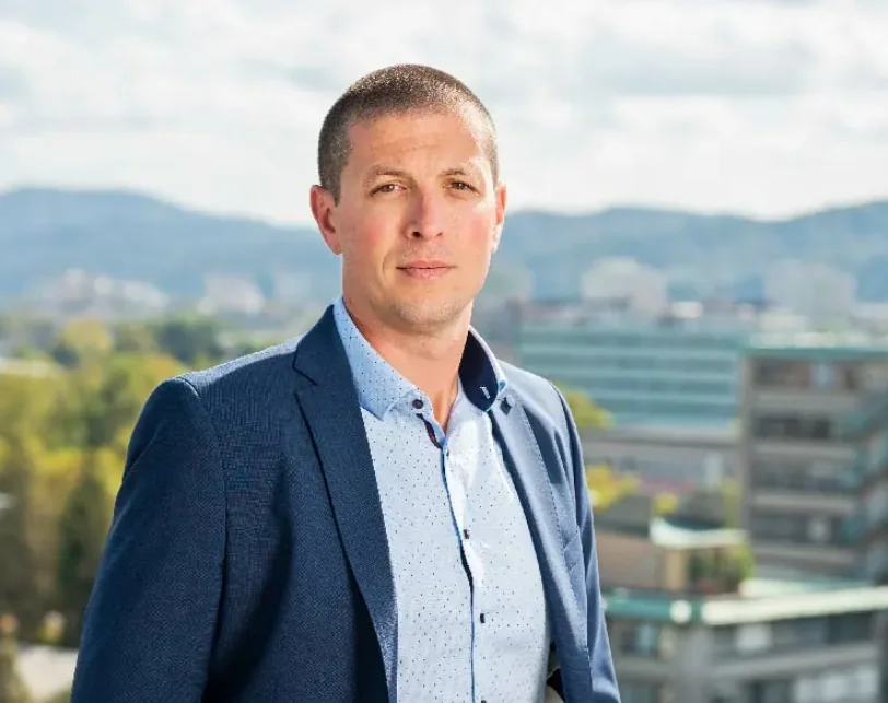 V družbi gen-i danes izredna seja uprave zaradi »golobovega« direktorja, ki so ga v romuniji aretirali zaradi domnevne podkupnine 2026 - pravosodje - iustitia. Bg Gen-i v družbi gen-i danes izredna seja uprave zaradi »golobovega« direktorja, ki so ga v romuniji aretirali zaradi domnevne podkupnine 2026 dru gen danes izredna seja uprave zaradi golobovega dir gen-i piše: sara kovač (nova24tvsi), sta
gregor hudohmet, direktor hčerinske družbe gen-i – gen-i sonce – naj bi bil... Iustitia. Bg v družbi gen-i danes izredna seja uprave zaradi »golobovega« direktorja, ki so ga v romuniji aretirali zaradi domnevne podkupnine 2026 2026-09-27 14:17:37 pravosodje - iustitia. Bg gen-i