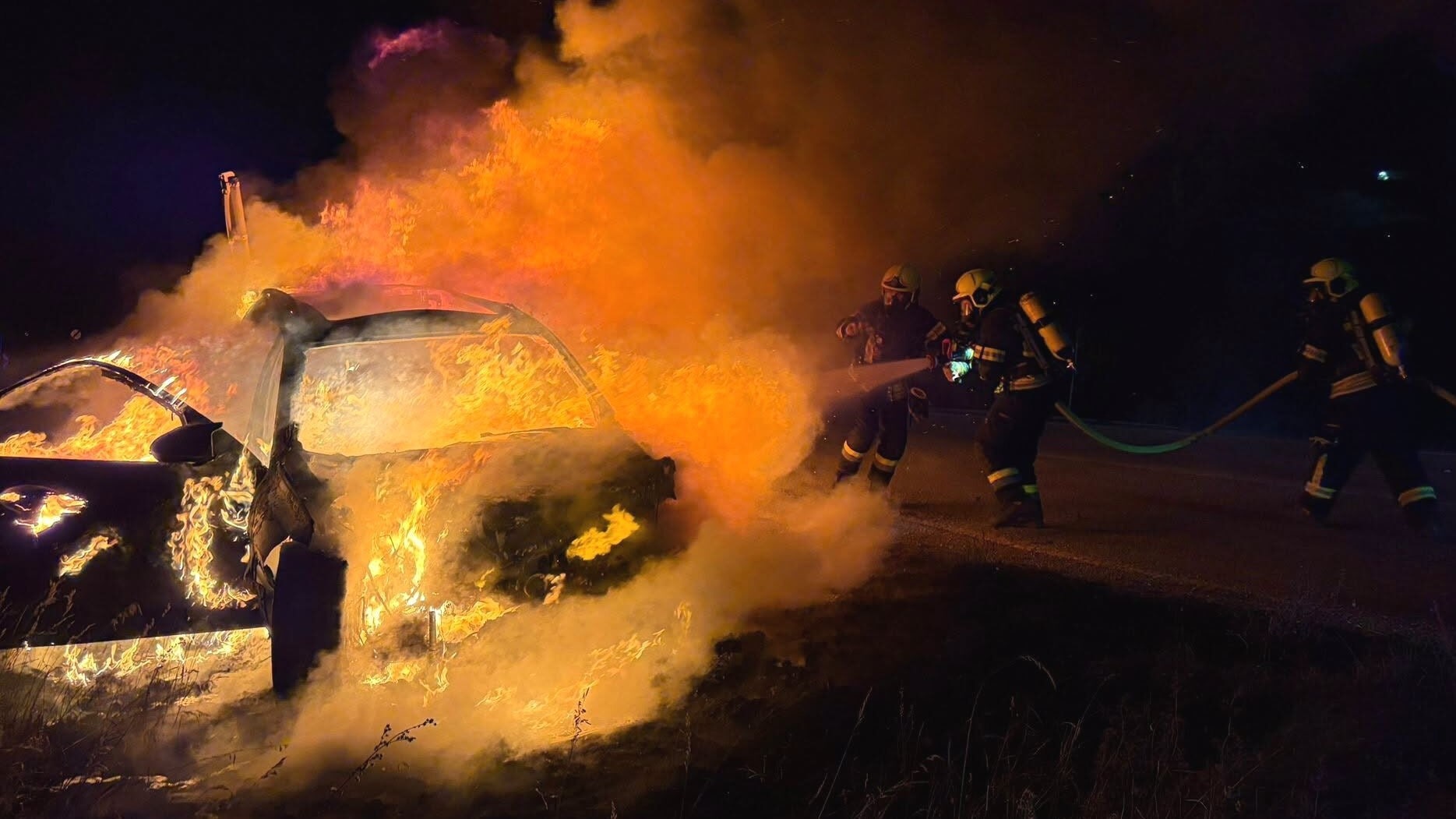 Enorme hitze - autowrack begann, in den flammen zu schmelzen 2026