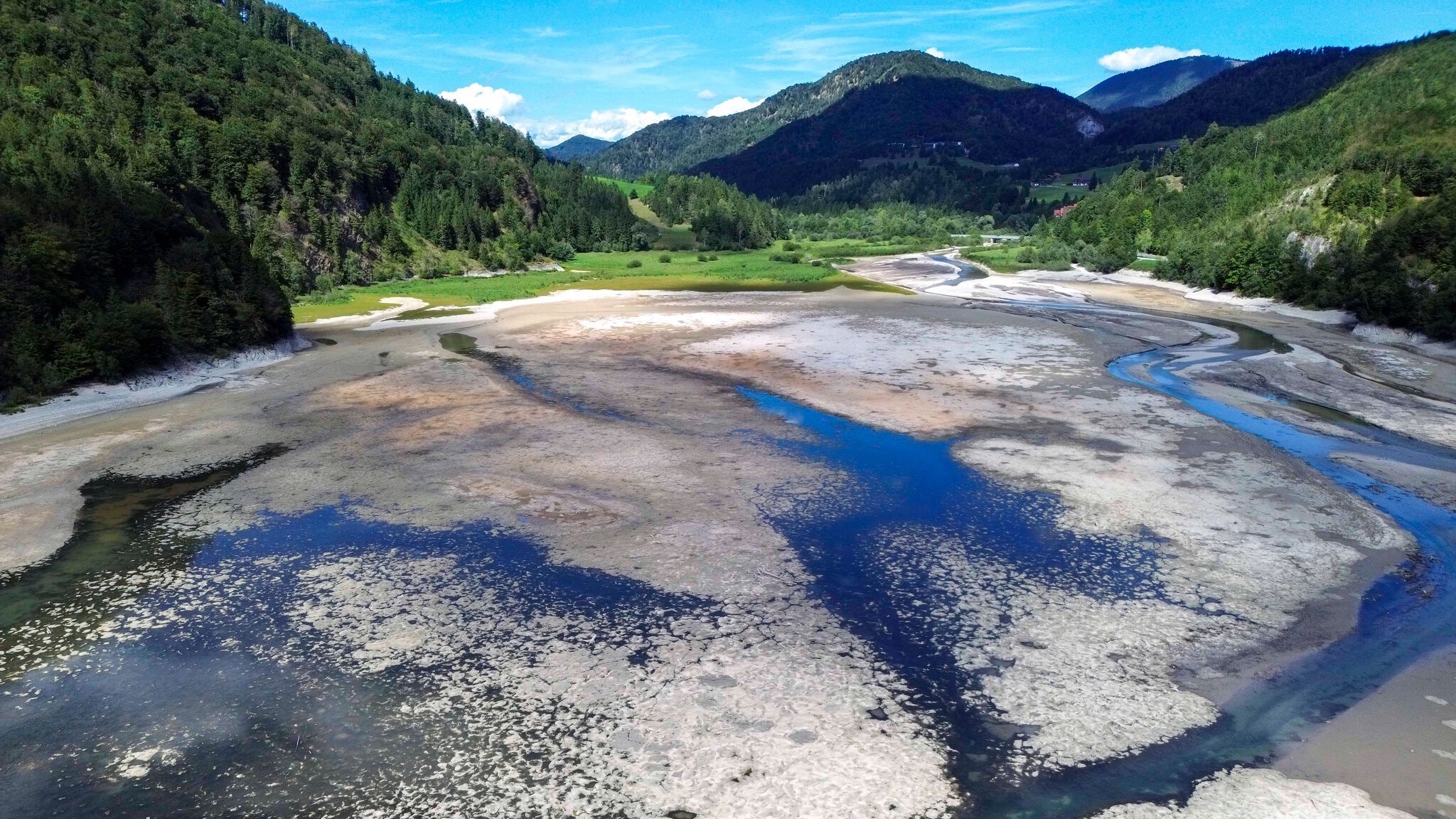 Enorme trockenheit - diesem alpensee kann man beim schrumpfen zuschauen 2026