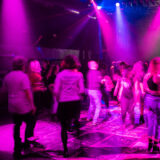 Menschen tanzen trotz des tanzverbots an karfreitag im club „lka-longhorn“ in stuttgart.