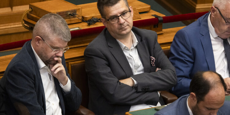 Felfüggesztette a parlament a több milliárd forintos kenőpénzes ügyben a kdnp-s seszták miklós mentelmi jogát 2026