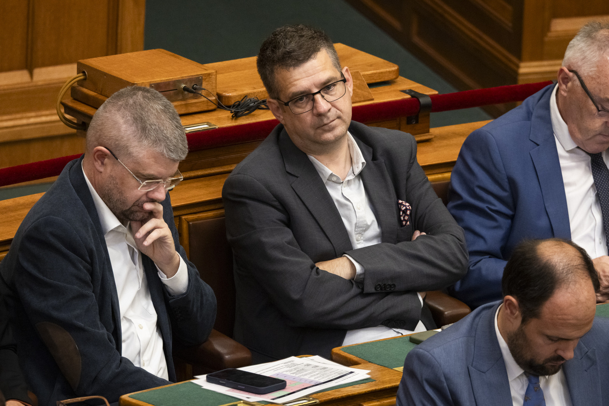 Seszták miklós felfüggesztette a parlament a több milliárd forintos kenőpénzes ügyben a kdnp-s seszták miklós mentelmi jogát 2026 felf ggesztette parlament milli forintos ken nzes gyben seszták miklós az országgyűlés hétfőn 139 igen szavazattal, egyhangú szavazással kiadta a... Iustitia. Bg felfüggesztette a parlament a több milliárd forintos kenőpénzes ügyben a kdnp-s seszták miklós mentelmi jogát 2026 2026-09-28 08:49:07 igazságszolgáltatás - iustitia. Bg seszták miklós