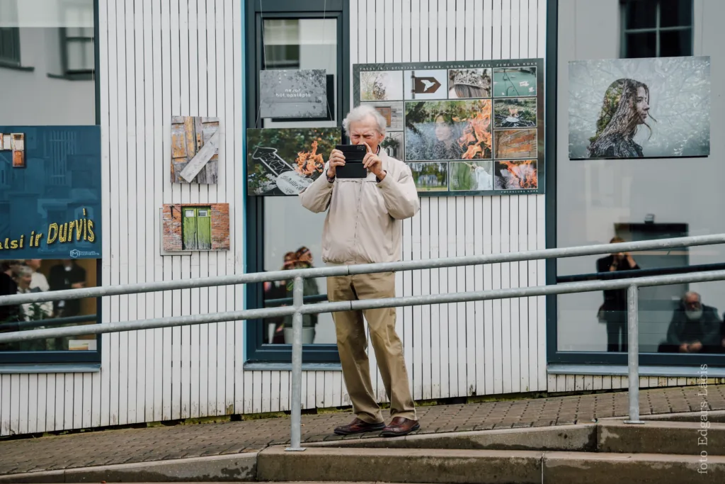 Lielākais ikgadējais fotopasākums fotogalerija + raksts: talsos aizvadīts lielākais ikgadējais fotopasākums latvijā 2026 fotogalerija raksts talsos aizvad liel kais ikgad jais 8 lielākais ikgadējais fotopasākums šobrīd talsu kultūras centrā apskatāmas pat vairākas fotogrāfu izstādes&nbsp;– ne tikai divos centra stāvos, bet arī... Iustitia. Bg fotogalerija + raksts: talsos aizvadīts lielākais ikgadējais fotopasākums latvijā 2026 2026-09-25 13:33:19 taisnīgums - iustitia. Bg lielākais ikgadējais fotopasākums