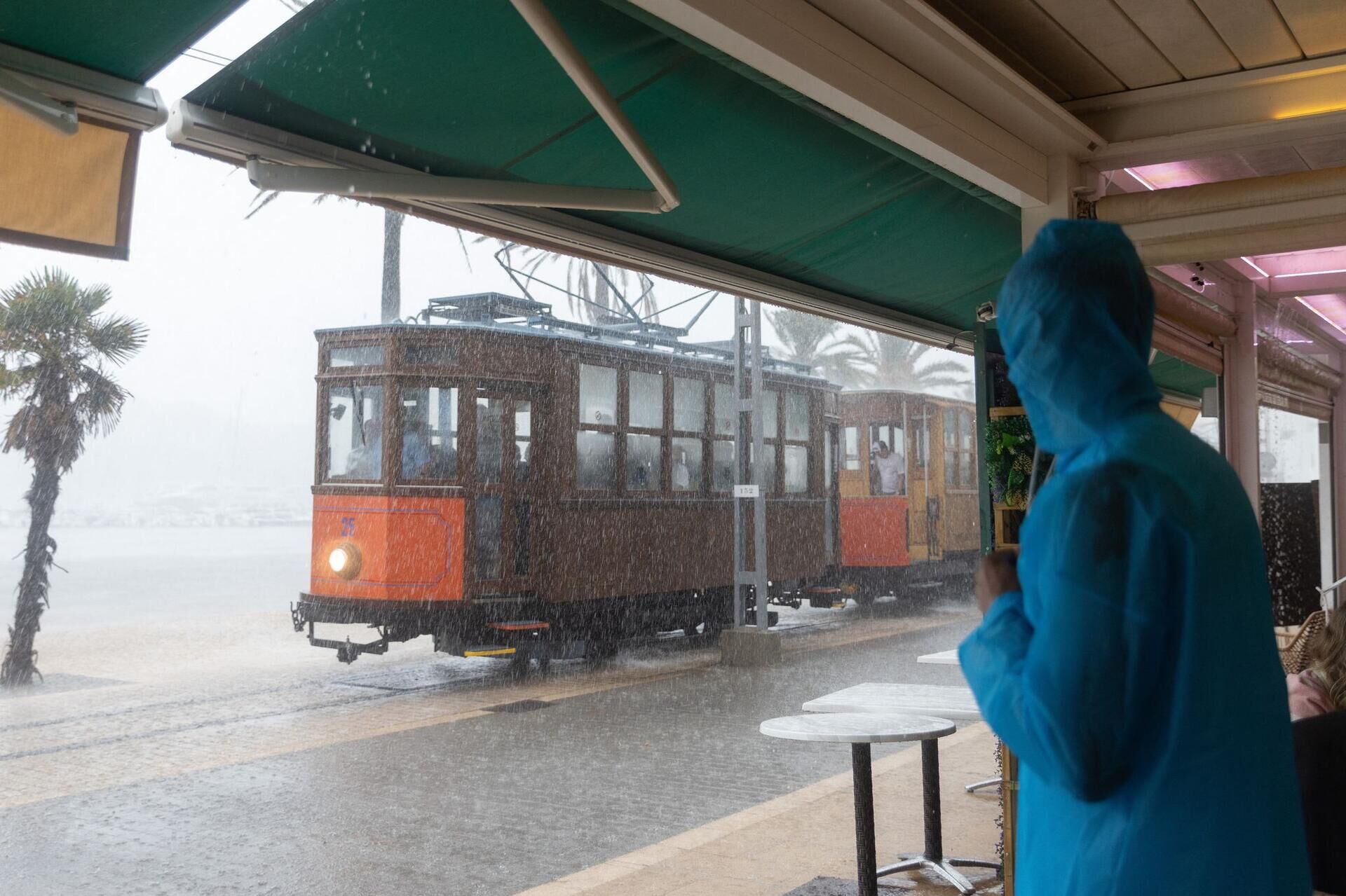 Frau ertrinkt bei unwetter auf mallorca 2026 frau ertrinkt bei unwetter auf mallorca 2026 2 verfasst von:dpa eine frau ist bei heftigen unwettern auf mallorca ums leben gekommen. Die ältere person... Iustitia. Bg frau ertrinkt bei unwetter auf mallorca 2026 2026-09-09 19:49:00 iustitia. Bg - gerechtigkeit