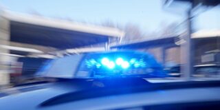 15-jähriger aus dortmund stirbt nach stichen: zwei männer aus hamm werden gesucht 2026 - iustitia. Bg - gerechtigkeit Polizei mit blaulicht (symbolfoto)