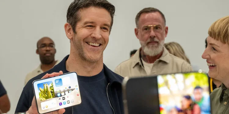 iPhone Duo: Το νέο αναδιπλούμενο iPhone που κοστίζει 2.399 ευρώ – Θα κερδίσει ή θα χάσει η Apple; 2026