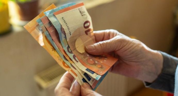 Изплащането на „инфлационния чек“ от 50 евро започва от 1 октомври 2026