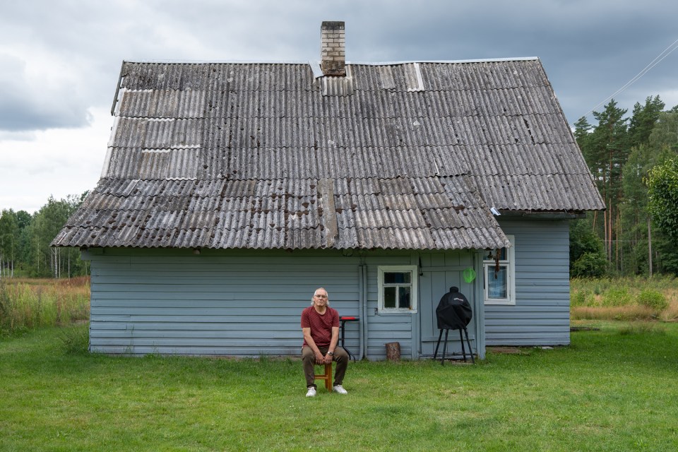 Juozas Pileckas, muzikos mokytojas, prie savo namų Žmirklių kaime. ©Natalija Lokcikaitė