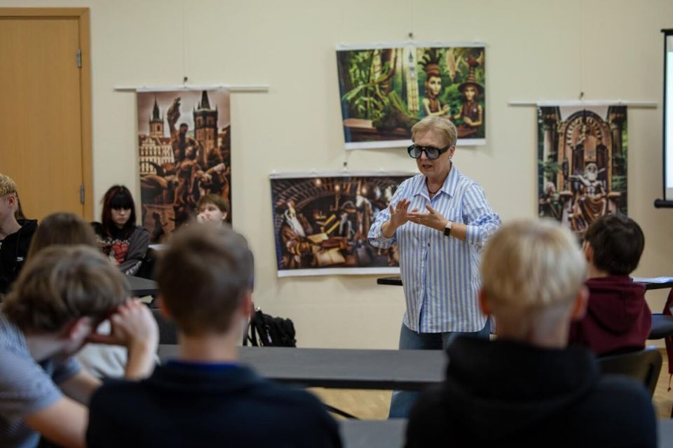 Poezijos edukacijos vedėjas bendrauja su jaunimu