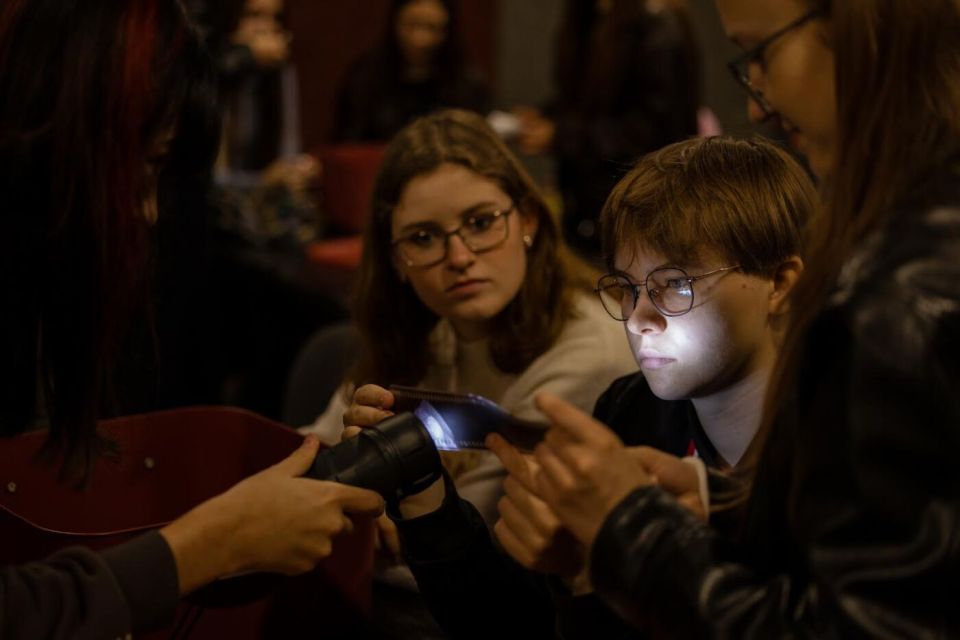 O kas, jei kultūra visai nenuobodi? Alytuje jaunimas leidosi į kūrybinių patirčių kelionę „nuo art’isto iki me(n)talisto“ 2026 - teisingumas - iustitia. Bg Edukacijos „perskaitęs duok kitam“ dalyviai nagrinėja užduotį