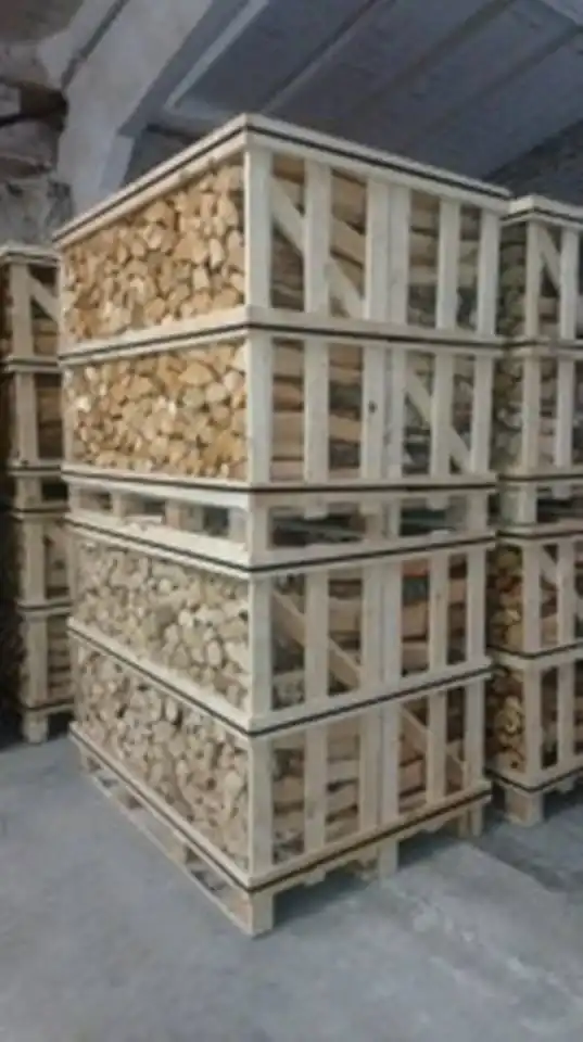 Fsc certified oak firewood Fsc certified hardwood firewood oak logs kiln dried stacked pallet boxes sustainable firewood production europe fsc firewood