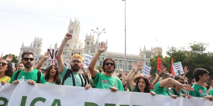 Las imágenes de la manifestación por la educación pública que acaba en la acampada de Sol 2026