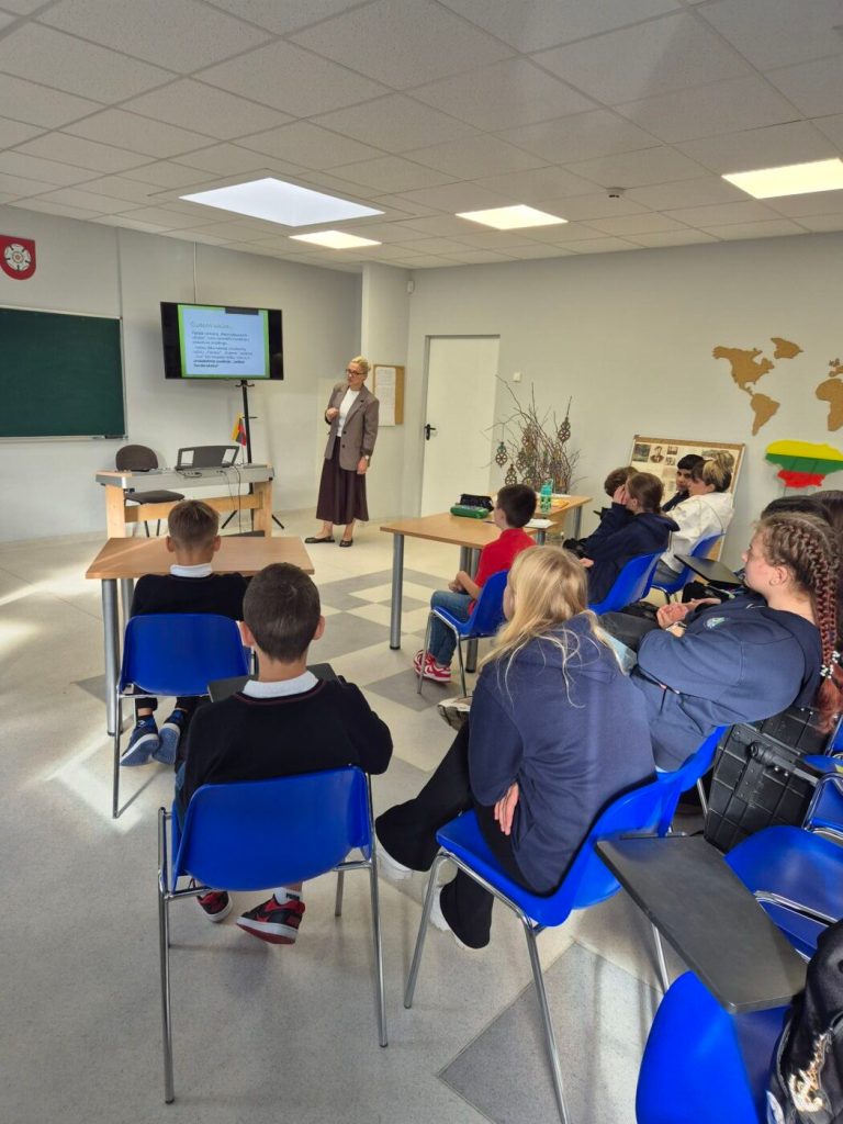 Lietuvybės centro lankytojai dalyvauja užsiėmime klasėje.