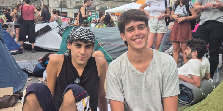 Los rostros de la acampada por la vivienda en sol: "estoy orgullosa de que mi generación esté haciendo todo esto” 2026