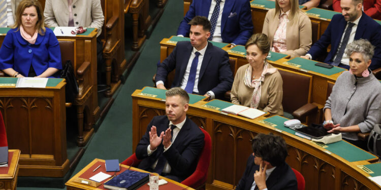 Magyar péter mentelmi jogát is felfüggesztette a parlament, elindulhat ellene az eljárás telefonlopás miatt 2026