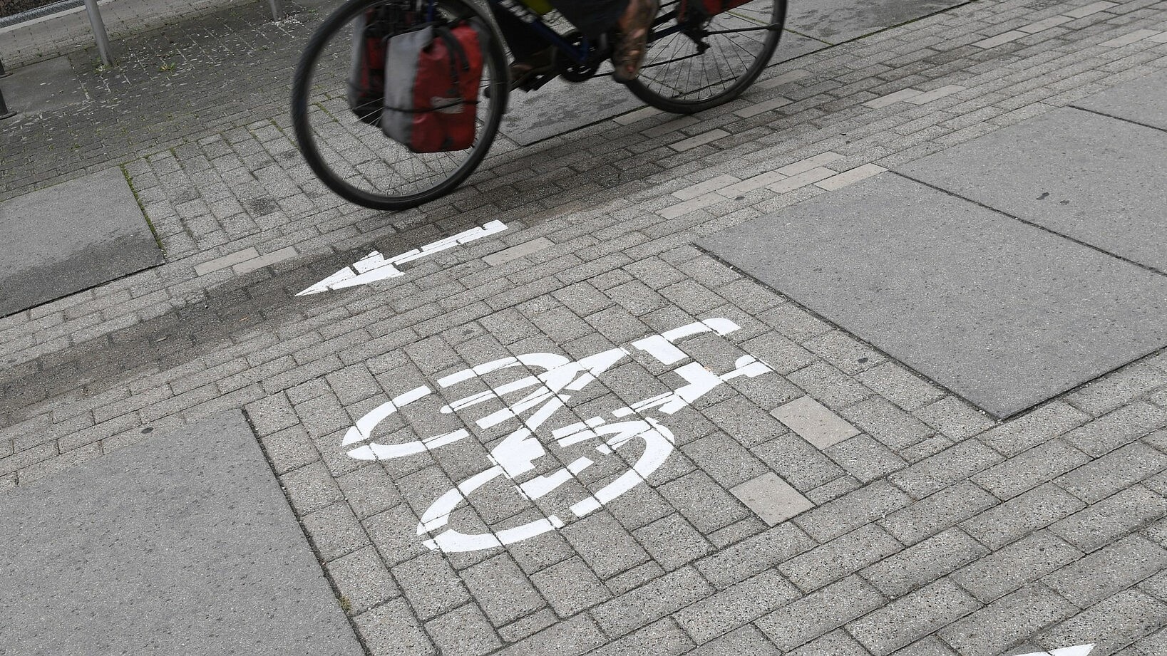 Mann trug keinen helm - e-biker (65) stürzte nach vollbremsung vor auto 2026