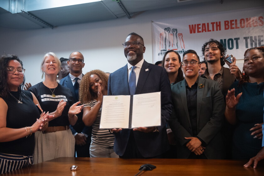 Mayor's executive order targets companies helping with deportation campaign, bans companies committing abuses 2026 - justice Mayor brandon johnson holds a newly signed anti-corruption executive order alongside supporters at arise chicago wednesday.