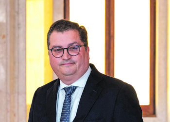 Ministro das finanças diz que “circunstâncias são diferentes” de quando defendeu descida do iva dos combustíveis 2026