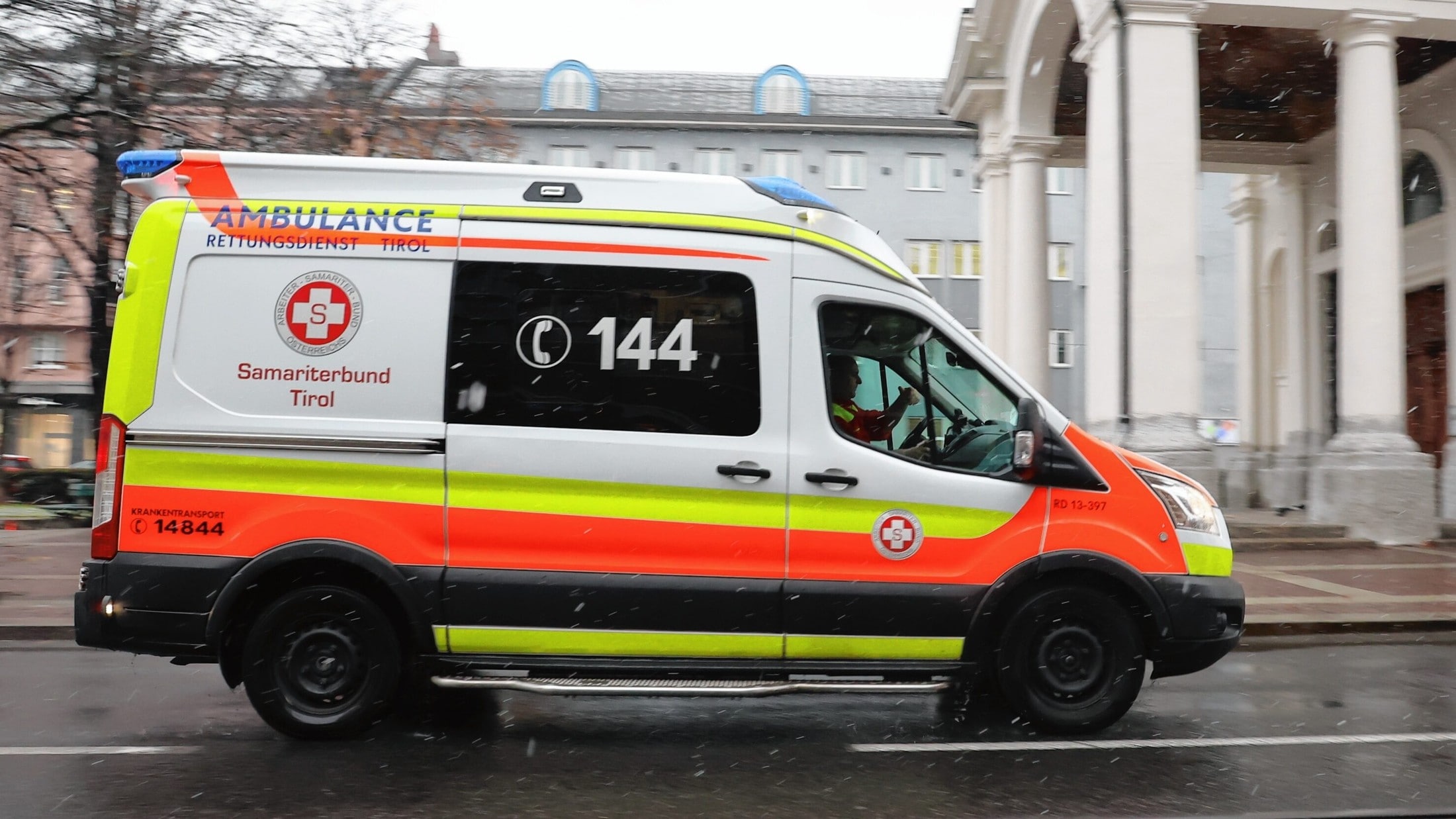 Mit hilfsmotor am weg - senior bei radsturz schwer an schulter verletzt 2026