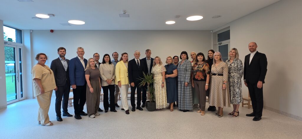 Naujas darželis mazūriškiuose: lauktas lyg vandens gurkšnis 2026 naujas dar elis maz kiuose lauktas lyg vandens gurk nis 70 iustitia. Bg rugsėjo 1-ąją mazūriškiuose, sendvario seniūnijoje, duris atvėrė naujai pastatytas darželis. Į naująją ugdymo įstaigą šiemet įžengė 150 rajono vaikų. Sendvario seniūnija... Naujas darželis mazūriškiuose: lauktas lyg vandens gurkšnis 2026 2026-09-04 08:05:26 teisingumas - iustitia. Bg