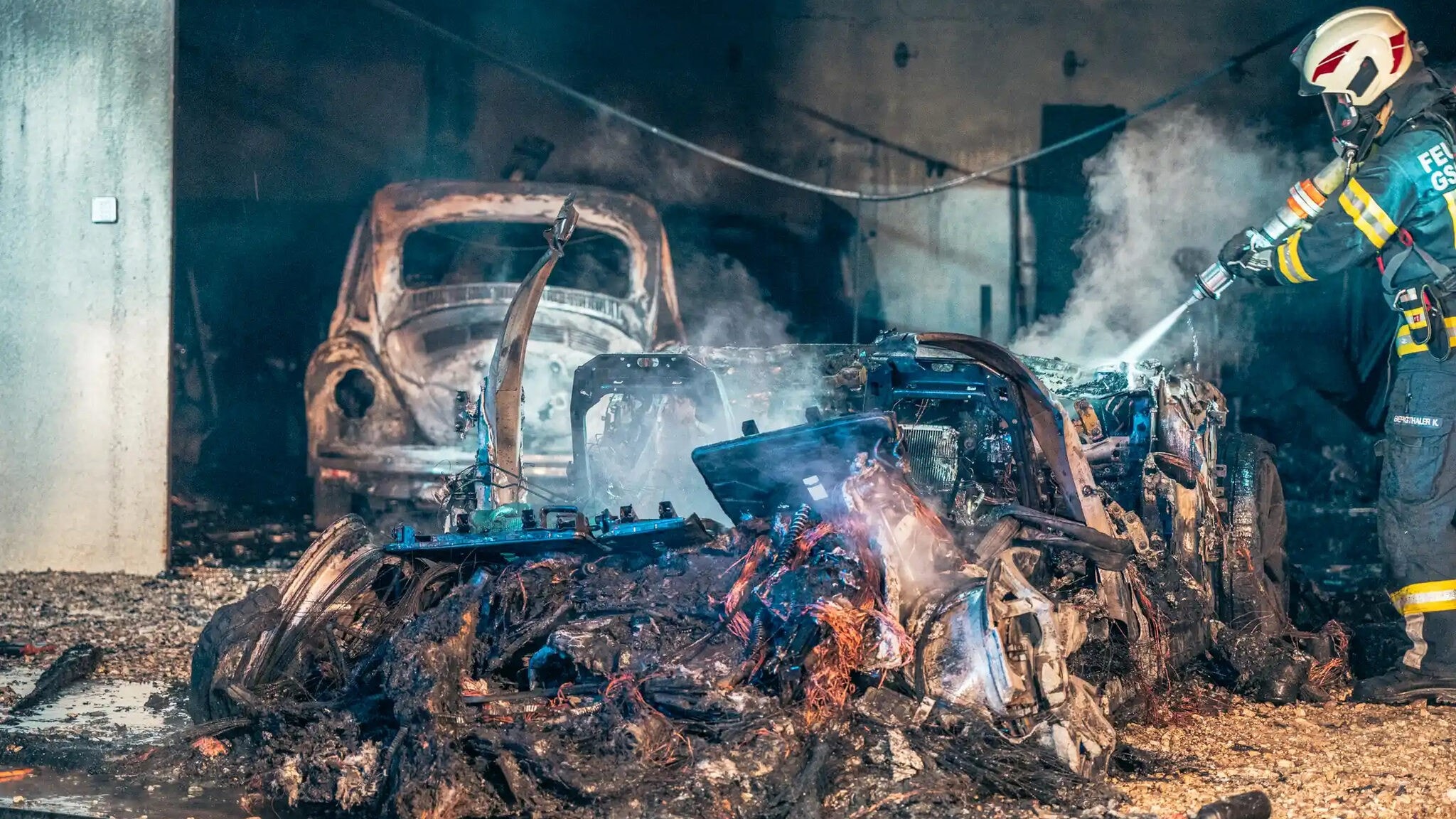 Neun wehren im einsatz - e-jaguar brannte in garage komplett nieder 2026
